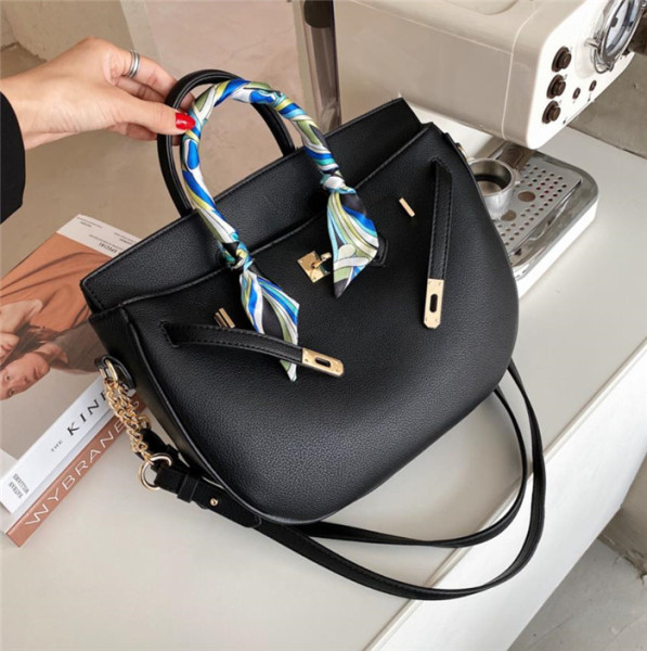 Eko bőrből készült modern női táska rövid és hosszú füllel