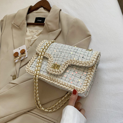 Σύγχρονη γυναικεία τσάντα με πούλιες και αλυσίδα