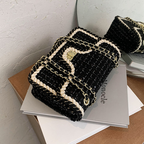 Σύγχρονη γυναικεία τσάντα με πούλιες και αλυσίδα