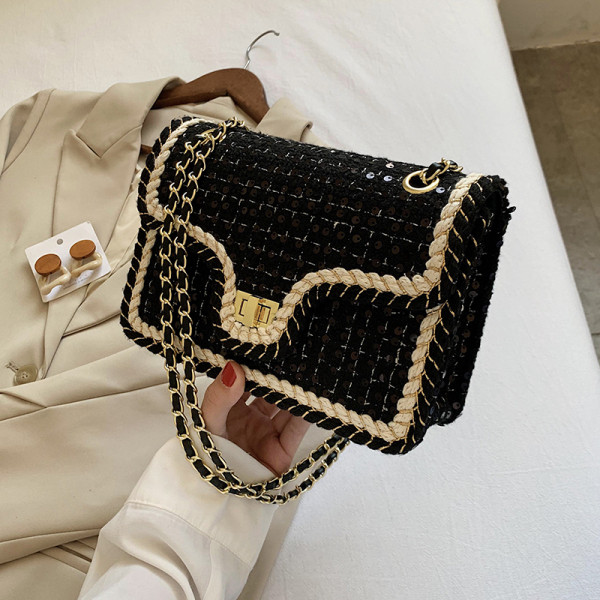 Σύγχρονη γυναικεία τσάντα με πούλιες και αλυσίδα