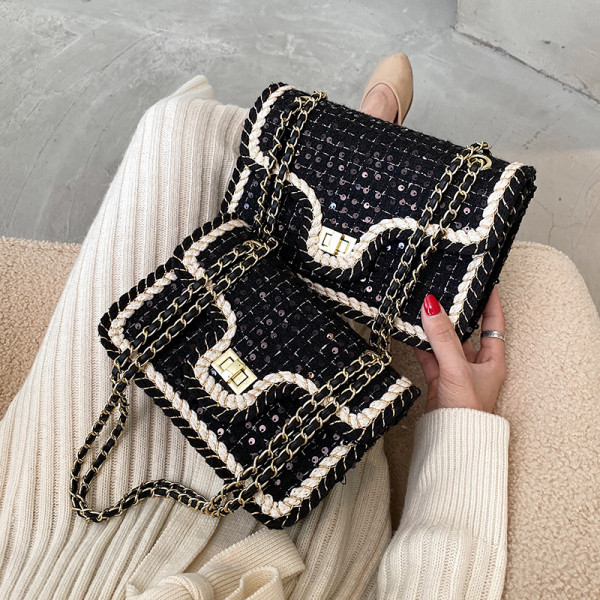 Σύγχρονη γυναικεία τσάντα με πούλιες και αλυσίδα