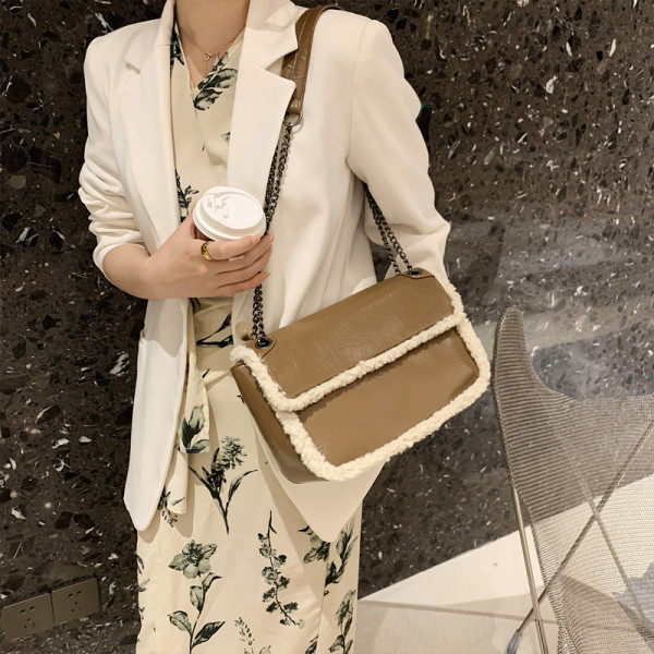 Modern női táska műbőrből - a vállra