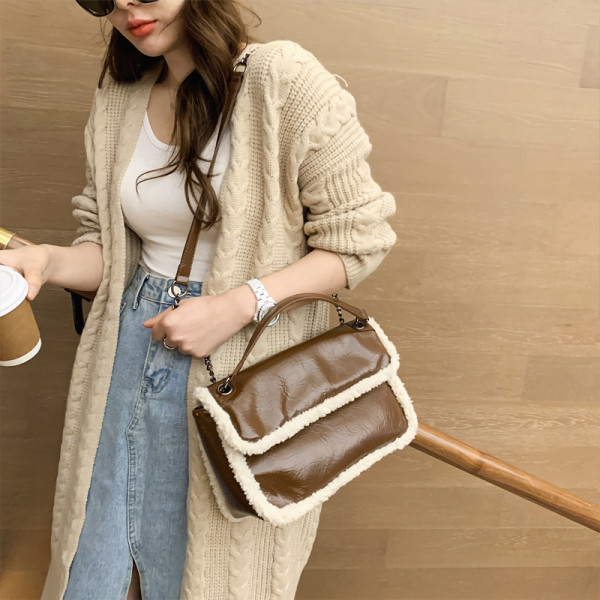 Modern női táska műbőrből - a vállra