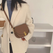 Bőr táska fém rögzítéssel, hosszú fogantyúval