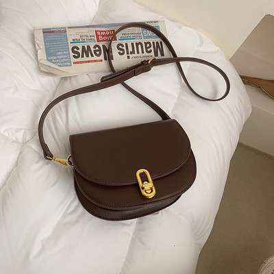 Bőr táska fém rögzítéssel, hosszú fogantyúval