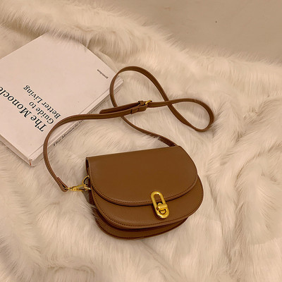 Bőr táska fém rögzítéssel, hosszú fogantyúval