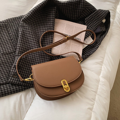 Bőr táska fém rögzítéssel, hosszú fogantyúval