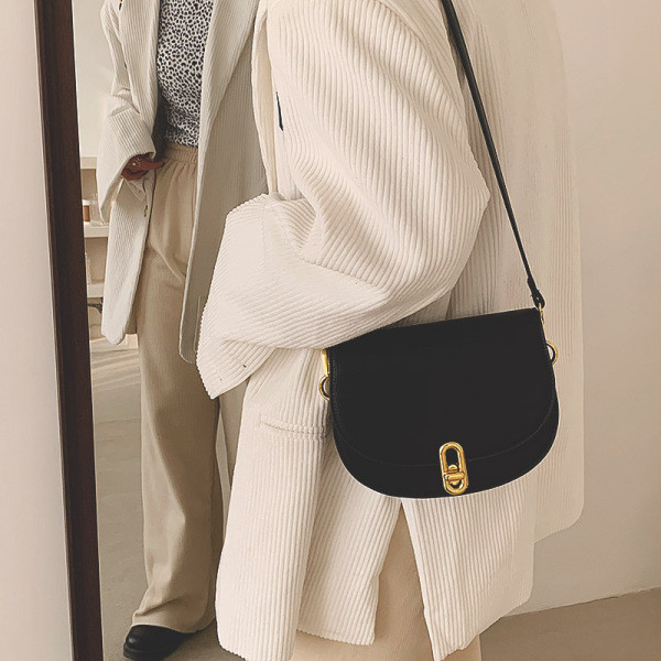 Bőr táska fém rögzítéssel, hosszú fogantyúval