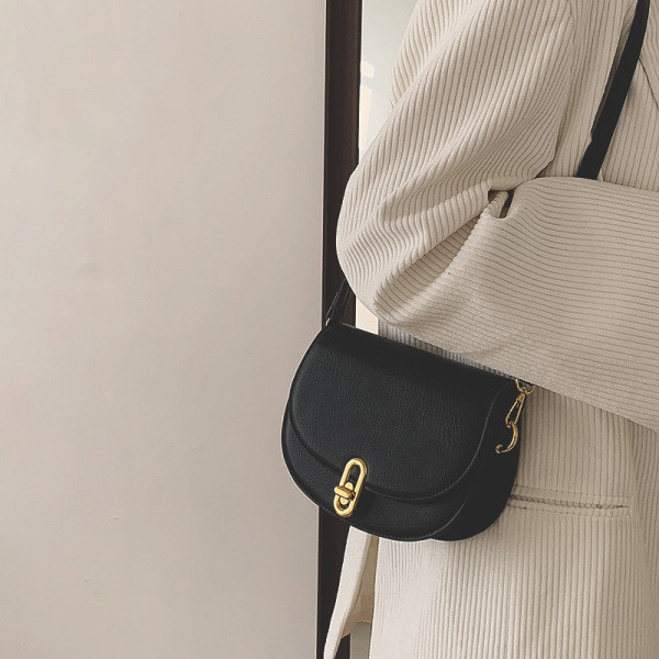 Bőr táska fém rögzítéssel, hosszú fogantyúval