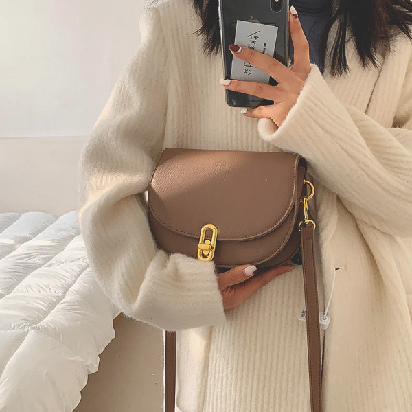 Bőr táska fém rögzítéssel, hosszú fogantyúval