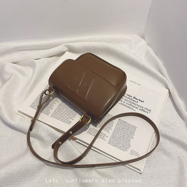 Kahes värvitoonis neetidega naistekott tavaline mudel