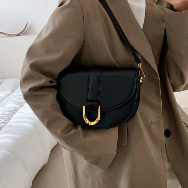 Uue mudeliga naistekott ökonahast, mille õlal on metallelement