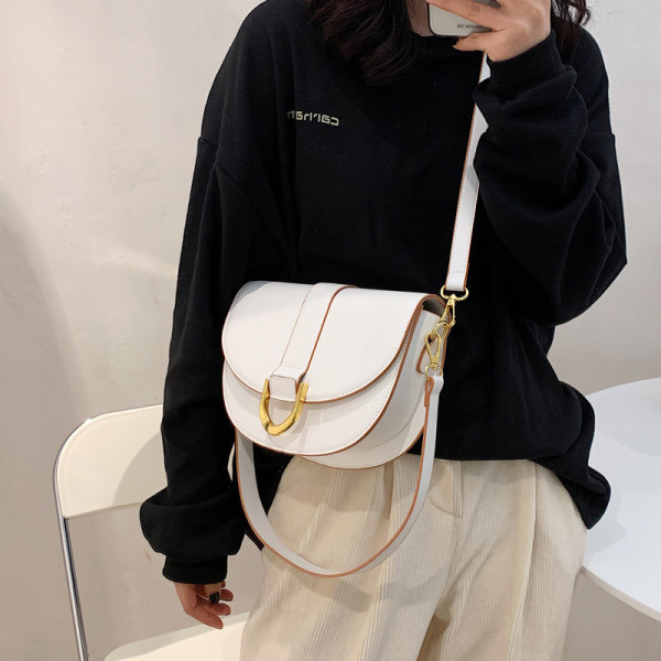 Uue mudeliga naistekott ökonahast, mille õlal on metallelement