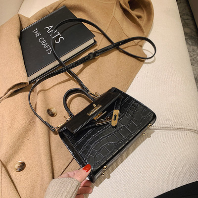 Moodne naiste nahast kott metallist kinnitusega