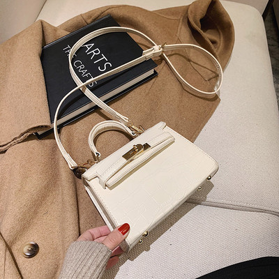 Moodne naiste nahast kott metallist kinnitusega