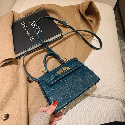 Moodne naiste nahast kott metallist kinnitusega