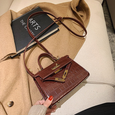 Moodne naiste nahast kott metallist kinnitusega