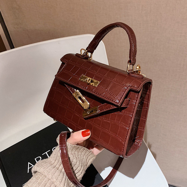 Moodne naiste nahast kott metallist kinnitusega