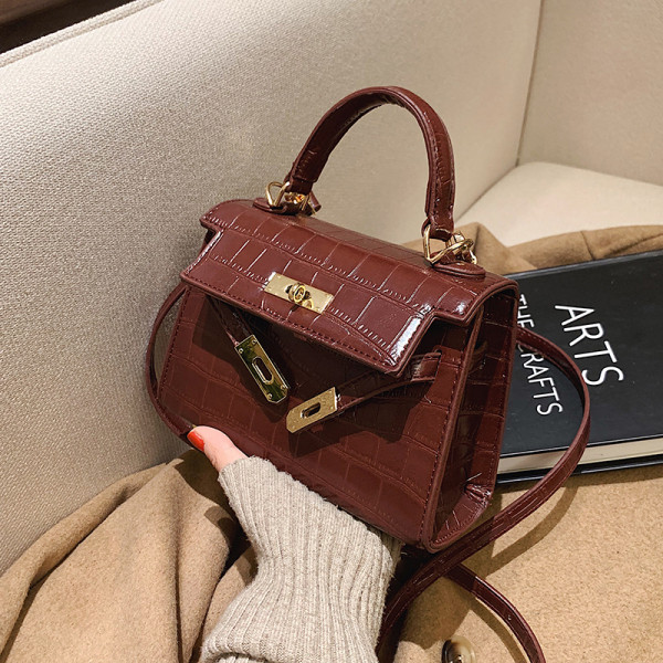 Moodne naiste nahast kott metallist kinnitusega