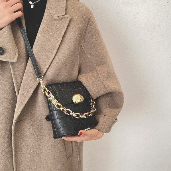 Ženska svakodnevna torba sa metalnim lancem u četiri boje