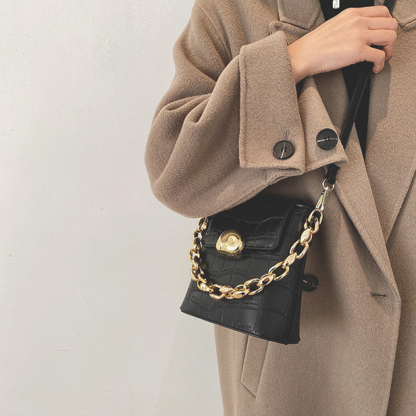 Ženska svakodnevna torba sa metalnim lancem u četiri boje