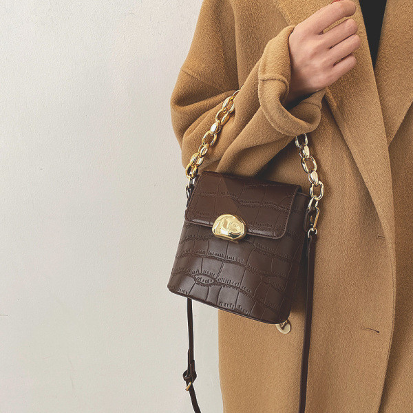 Ženska svakodnevna torba sa metalnim lancem u četiri boje