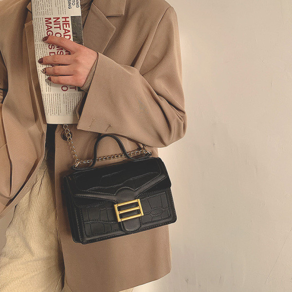 Naiste igapäevakott pika keti ja metallist lukuga