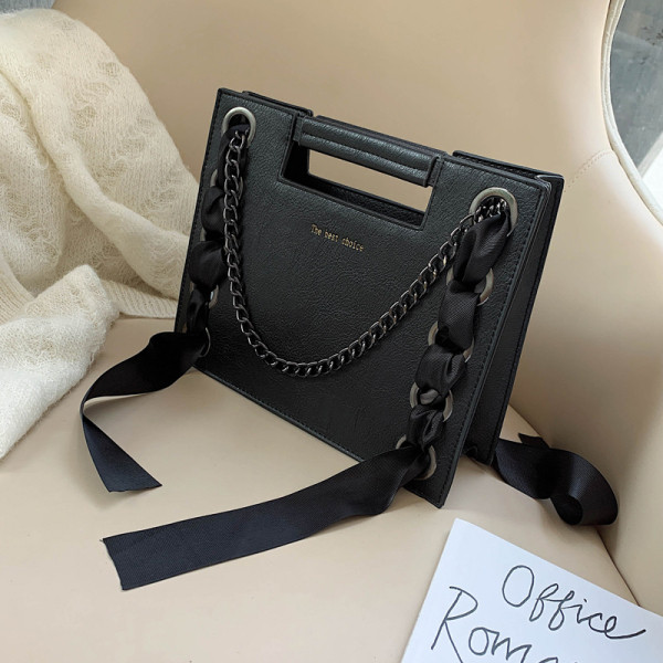 Modern női táska nyakkendővel és fém elemekkel