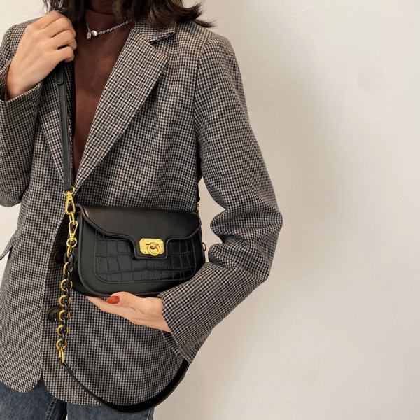 Vabaaja nahast õlakott metallist lukuga