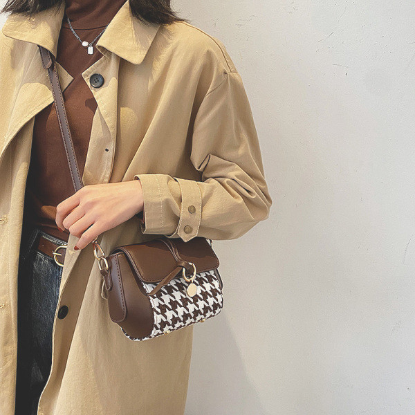 Pika sanga ja metallist kaunistusega ruuduline käekott