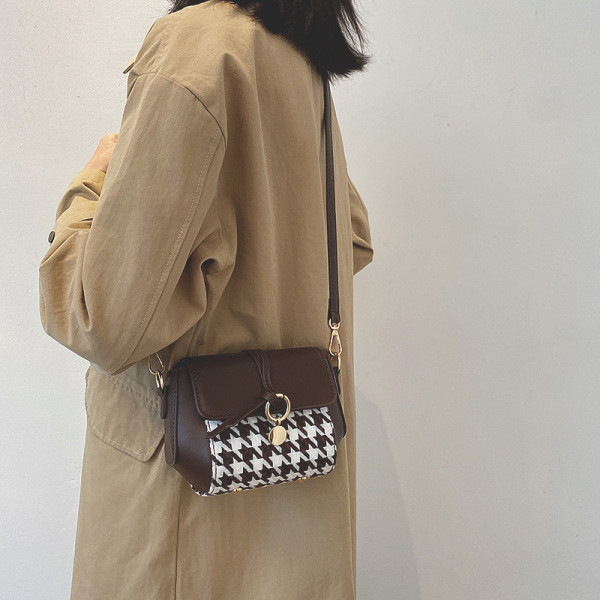 Pika sanga ja metallist kaunistusega ruuduline käekott