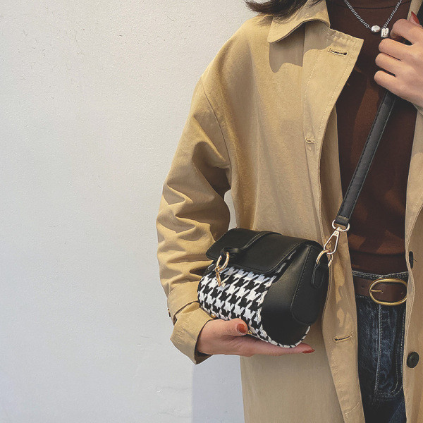 Pika sanga ja metallist kaunistusega ruuduline käekott