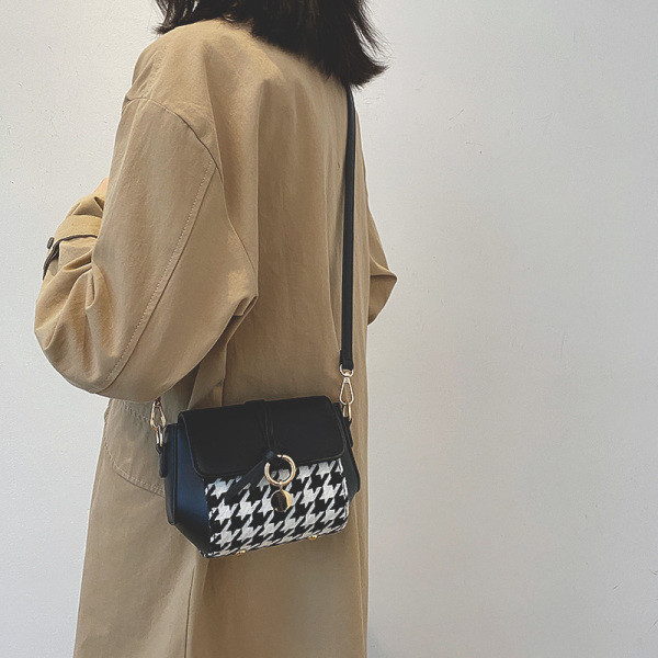 Pika sanga ja metallist kaunistusega ruuduline käekott