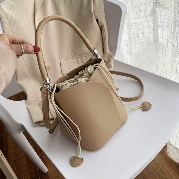 Moodne naiste kott lipsude ja kahe sangaga