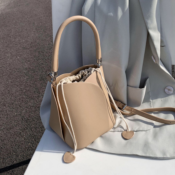 Moodne naiste kott lipsude ja kahe sangaga