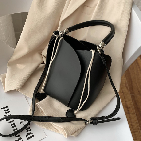 Moodne naiste kott lipsude ja kahe sangaga