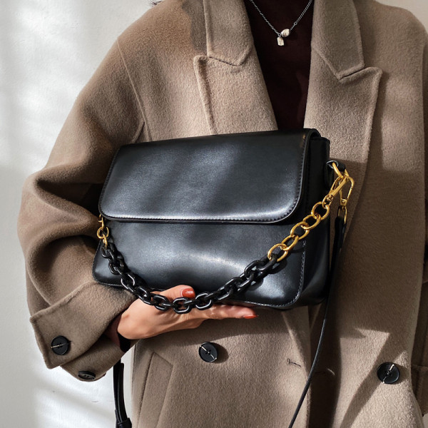 Moderna ženska torba od kože s dva podebljana slova