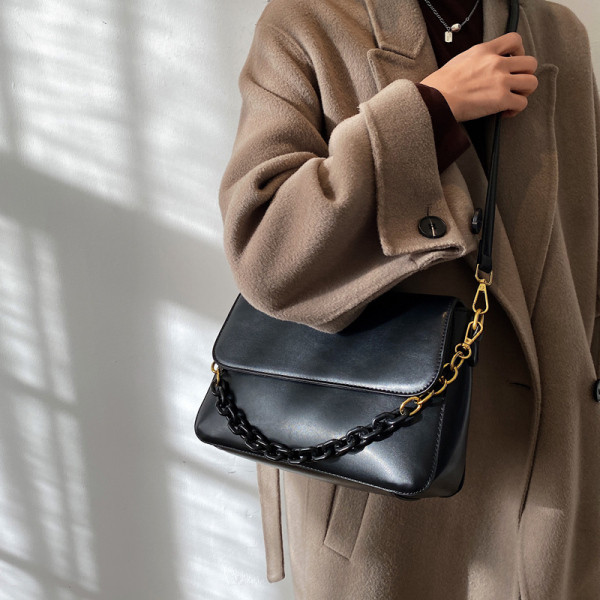 Moderna ženska torba od kože s dva podebljana slova