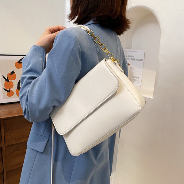 Moderna ženska torba od kože s dva podebljana slova