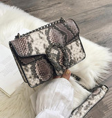 Kis női táska állatmintával és fém fogantyúval