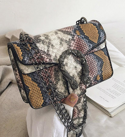 Kis női táska állatmintával és fém fogantyúval