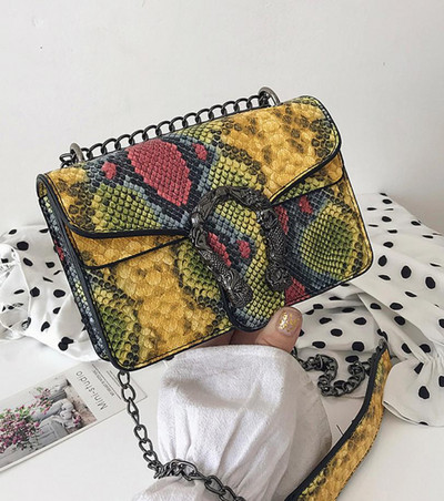 Kis női táska állatmintával és fém fogantyúval