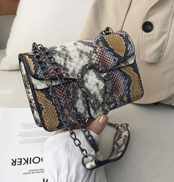 Kis női táska állatmintával és fém fogantyúval