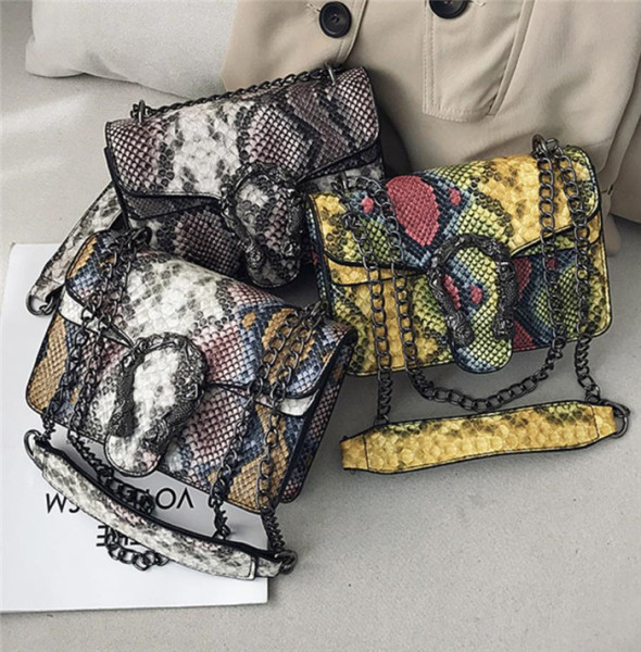 Kis női táska állatmintával és fém fogantyúval