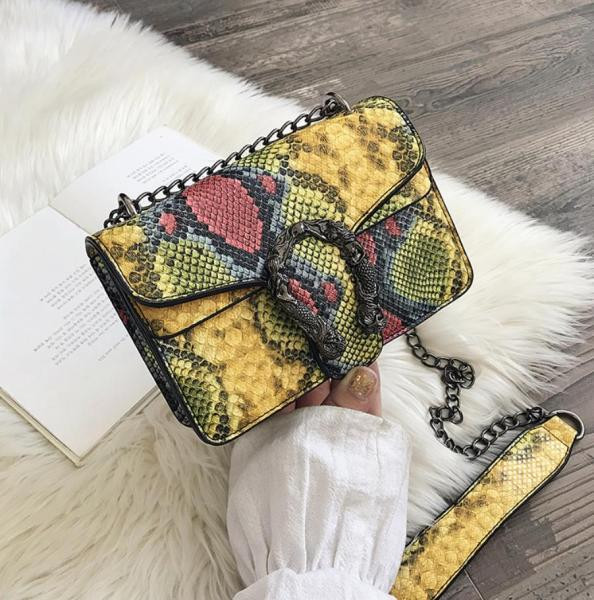 Kis női táska állatmintával és fém fogantyúval