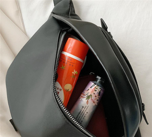 Női deréktáska punk típusú öko bőrből