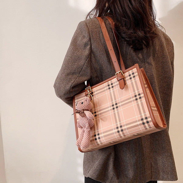 Naiste igapäevakott aksessuaariga