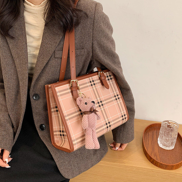 Naiste igapäevakott aksessuaariga