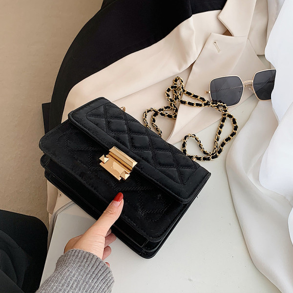 Moderna ženska torba s metalnim kopčanjem