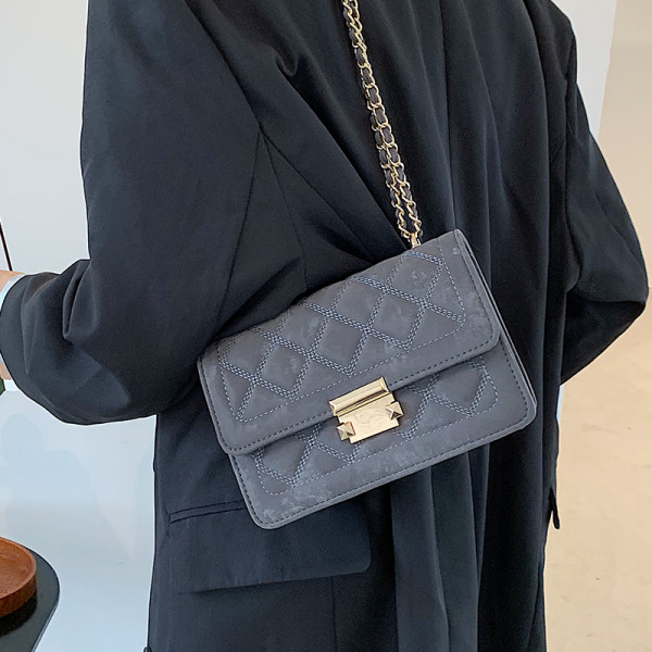 Moderna ženska torba s metalnim kopčanjem